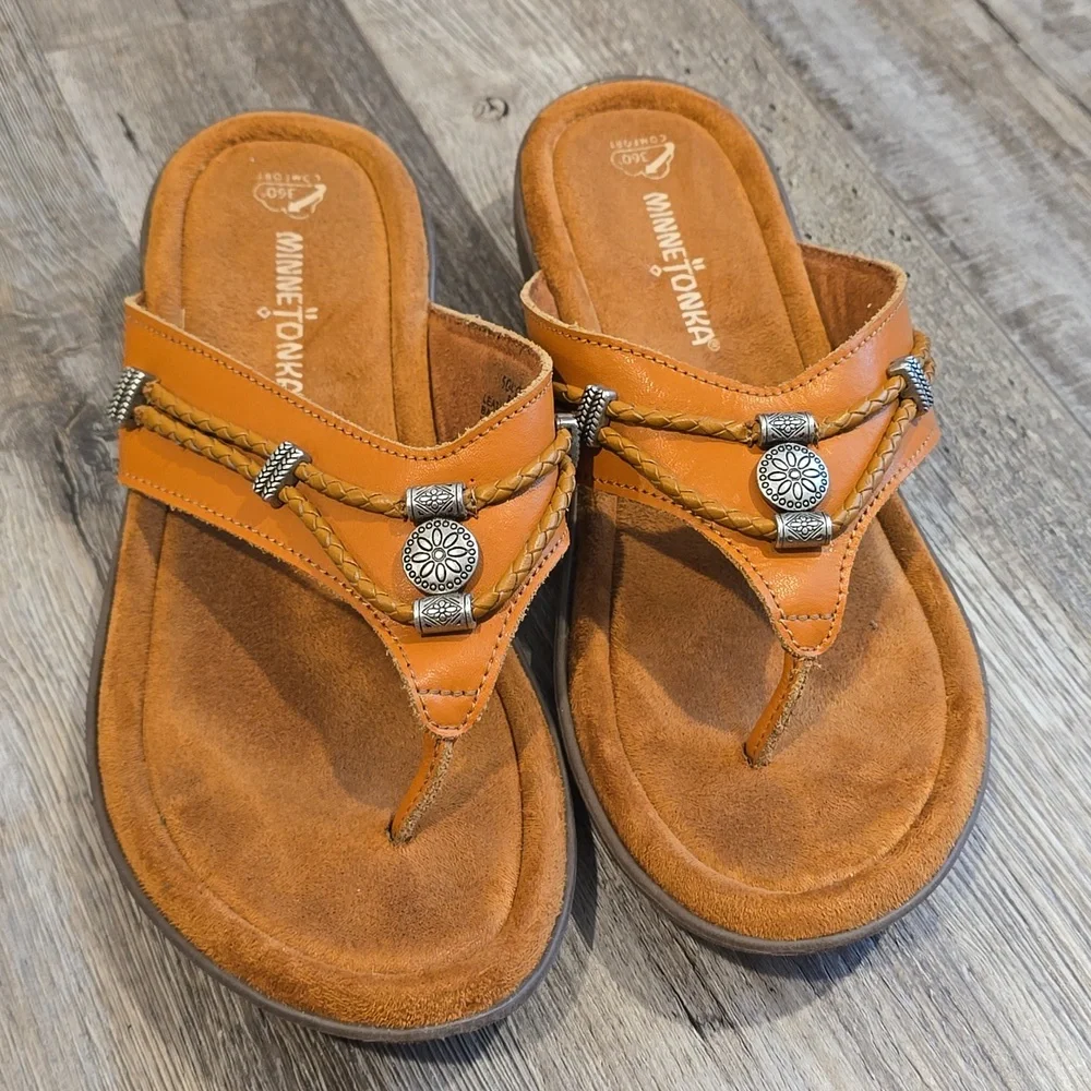 Minnetonka Women's‎ Camel and Silver Accent Leather Sandals| Size 8